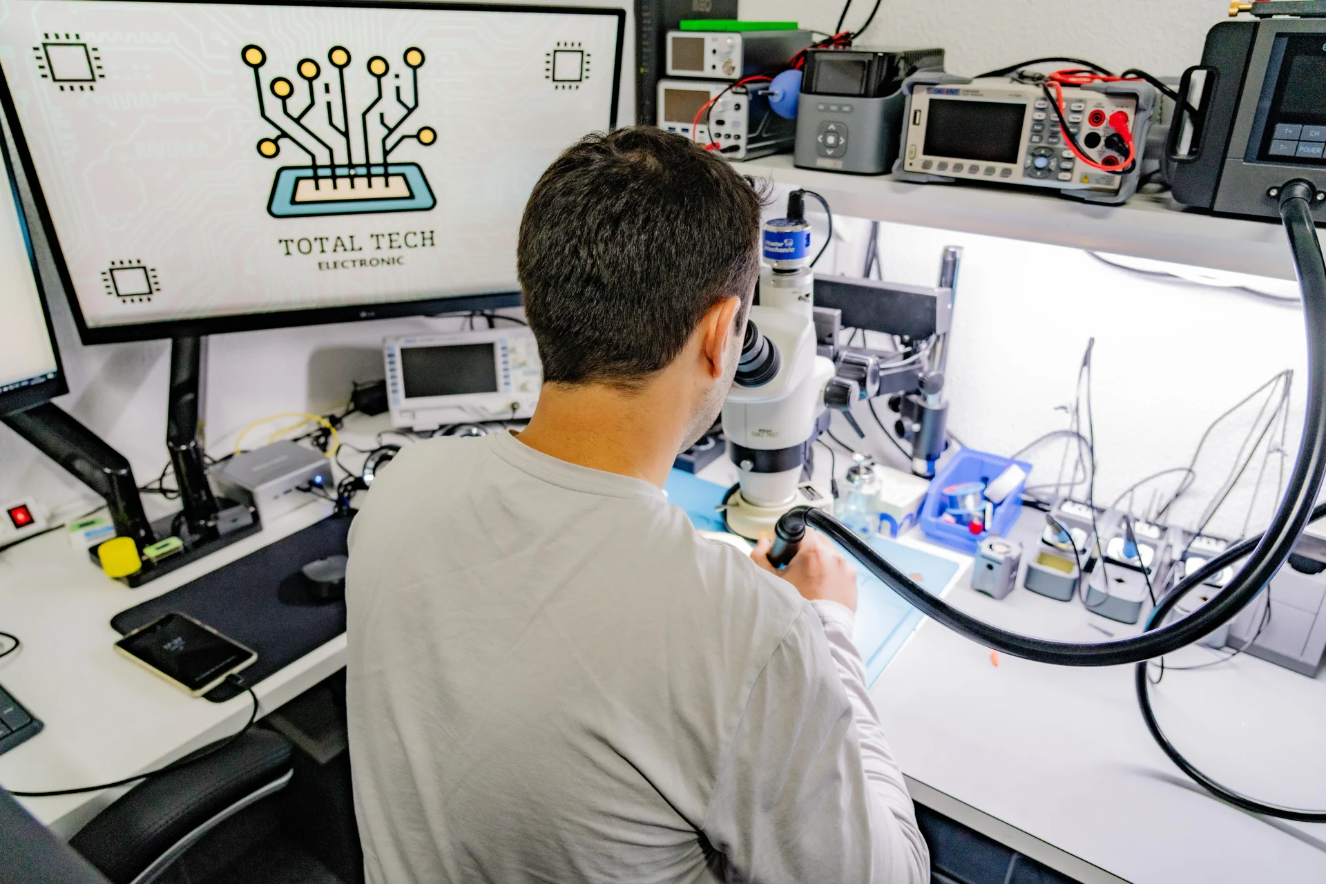Douglas Santos no laboratório da Total Tech